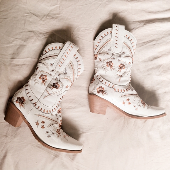 Embroidered cowgirl boots - Picture 2 of 6